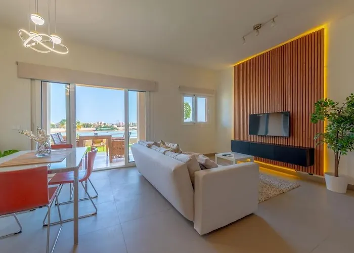 Gouna Retreat 2br Waterside Hot Tub & Pool Apartment