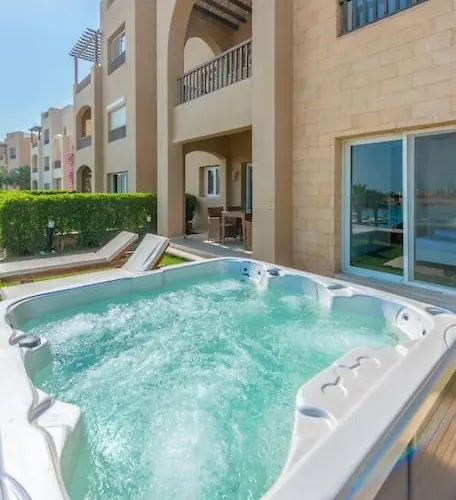 Gouna Retreat 2br Waterside Hot Tub & Pool Apartment